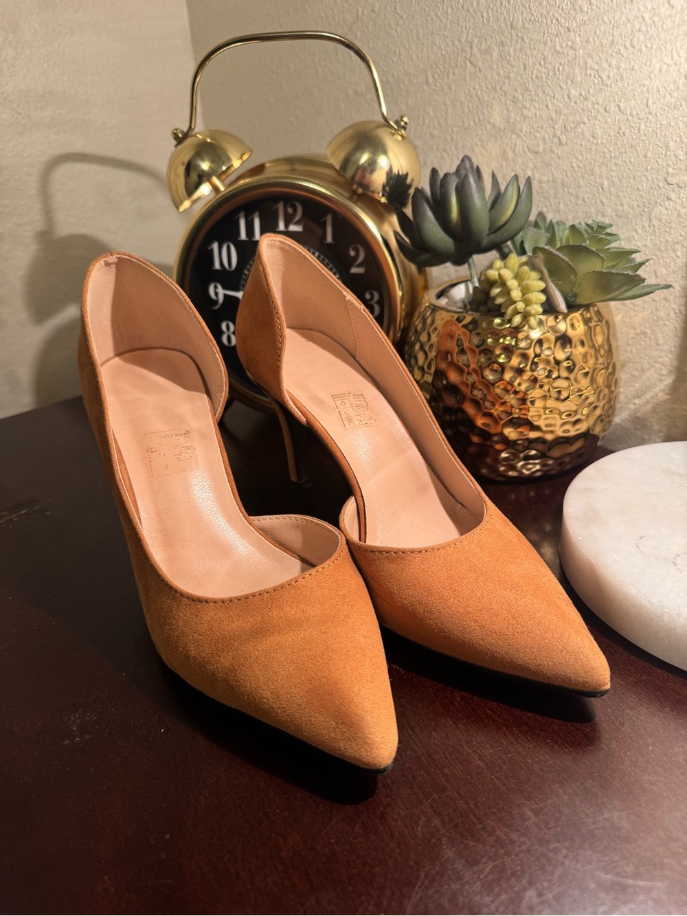 Pointed-Toe Women’s Pumps in Tan Suede
